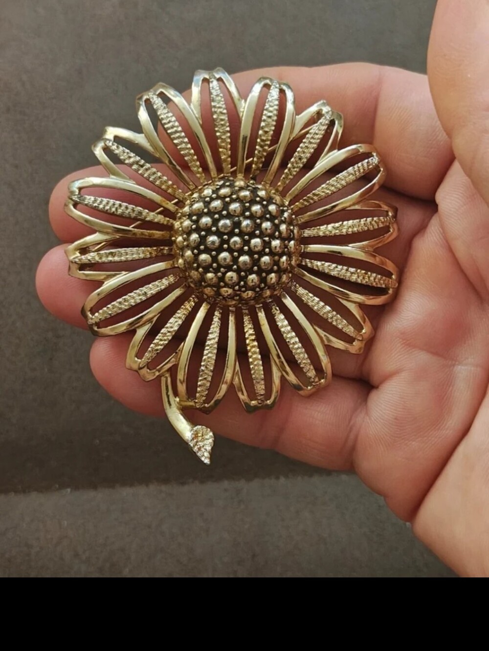 1960s Gold Tone Textured Signed Sarah Coventry "Daisy Mae" Sunflower Brooch Pin